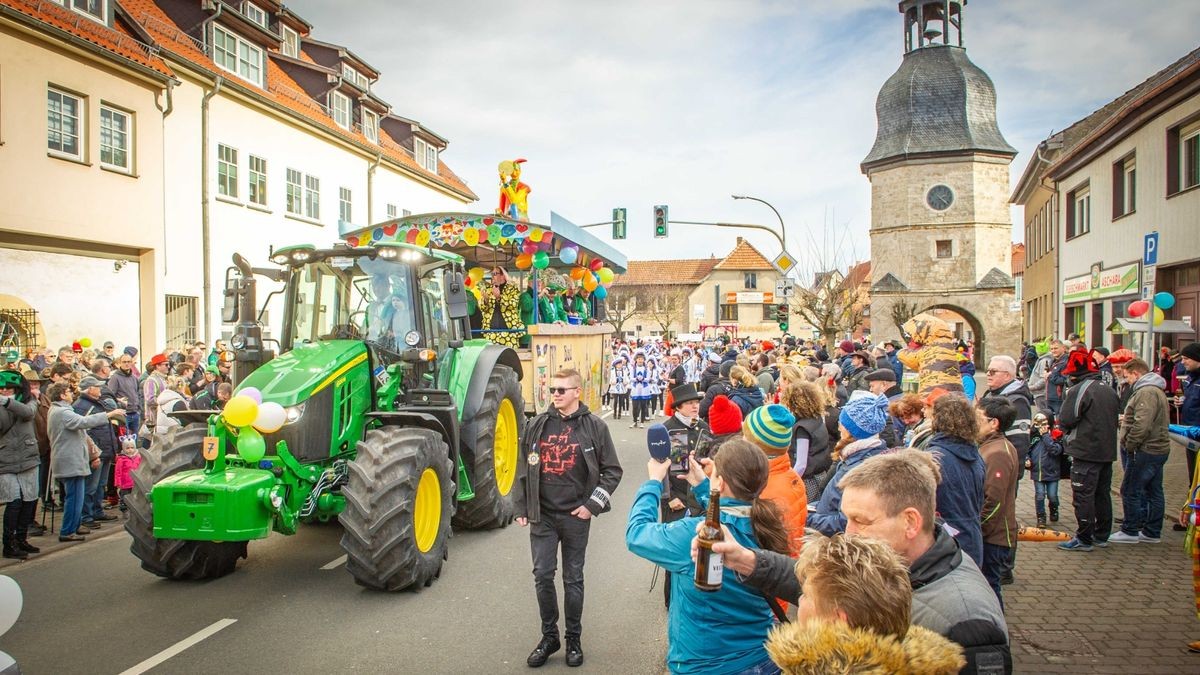 Bei der Jubiläumsausgabe des Karnevalumzugs in Bad Tennstedt zogen die Mottowagen am Rosenmontag durch die Straßen. Mehr als 15 Vereine waren mit dabei und sorgten für ordentlich Stimmung.