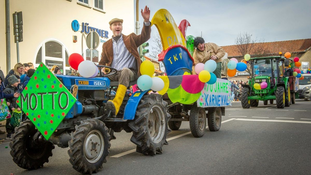 Bei der Jubiläumsausgabe des Karnevalumzugs in Bad Tennstedt zogen die Mottowagen am Rosenmontag durch die Straßen. Mehr als 15 Vereine waren mit dabei und sorgten für ordentlich Stimmung.