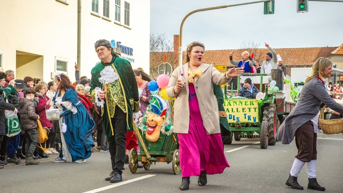 Bei der Jubiläumsausgabe des Karnevalumzugs in Bad Tennstedt zogen die Mottowagen am Rosenmontag durch die Straßen. Mehr als 15 Vereine waren mit dabei und sorgten für ordentlich Stimmung.