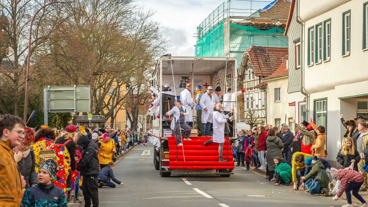 Bei der Jubiläumsausgabe des Karnevalumzugs in Bad Tennstedt zogen die Mottowagen am Rosenmontag durch die Straßen. Mehr als 15 Vereine waren mit dabei und sorgten für ordentlich Stimmung.