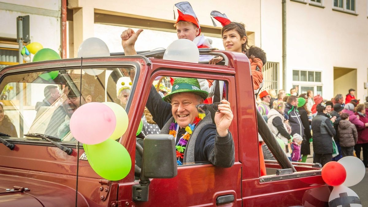 Bei der Jubiläumsausgabe des Karnevalumzugs in Bad Tennstedt zogen die Mottowagen am Rosenmontag durch die Straßen. Mehr als 15 Vereine waren mit dabei und sorgten für ordentlich Stimmung.