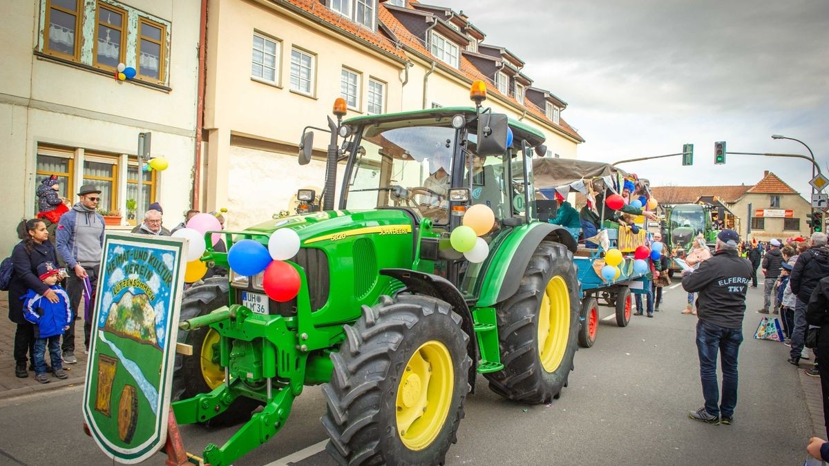 Bei der Jubiläumsausgabe des Karnevalumzugs in Bad Tennstedt zogen die Mottowagen am Rosenmontag durch die Straßen. Mehr als 15 Vereine waren mit dabei und sorgten für ordentlich Stimmung.