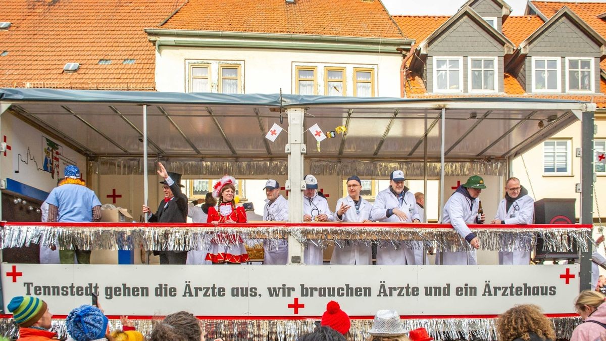 Bei der Jubiläumsausgabe des Karnevalumzugs in Bad Tennstedt zogen die Mottowagen am Rosenmontag durch die Straßen. Mehr als 15 Vereine waren mit dabei und sorgten für ordentlich Stimmung.