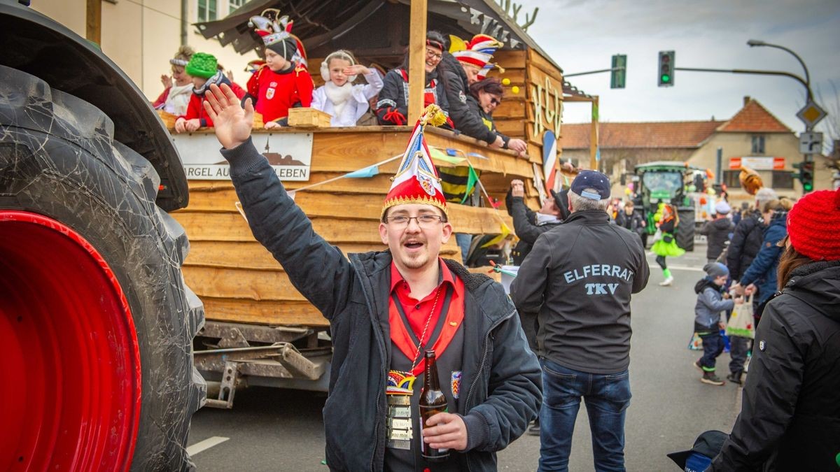 Bei der Jubiläumsausgabe des Karnevalumzugs in Bad Tennstedt zogen die Mottowagen am Rosenmontag durch die Straßen. Mehr als 15 Vereine waren mit dabei und sorgten für ordentlich Stimmung.