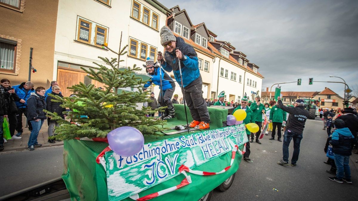 Bei der Jubiläumsausgabe des Karnevalumzugs in Bad Tennstedt zogen die Mottowagen am Rosenmontag durch die Straßen. Mehr als 15 Vereine waren mit dabei und sorgten für ordentlich Stimmung.