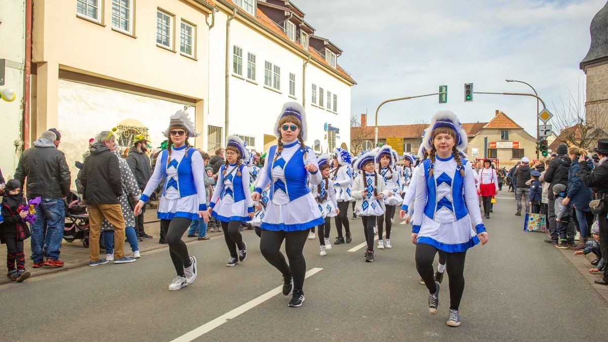 Bei der Jubiläumsausgabe des Karnevalumzugs in Bad Tennstedt zogen die Mottowagen am Rosenmontag durch die Straßen. Mehr als 15 Vereine waren mit dabei und sorgten für ordentlich Stimmung.