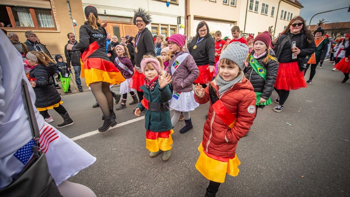 Bei der Jubiläumsausgabe des Karnevalumzugs in Bad Tennstedt zogen die Mottowagen am Rosenmontag durch die Straßen. Mehr als 15 Vereine waren mit dabei und sorgten für ordentlich Stimmung.