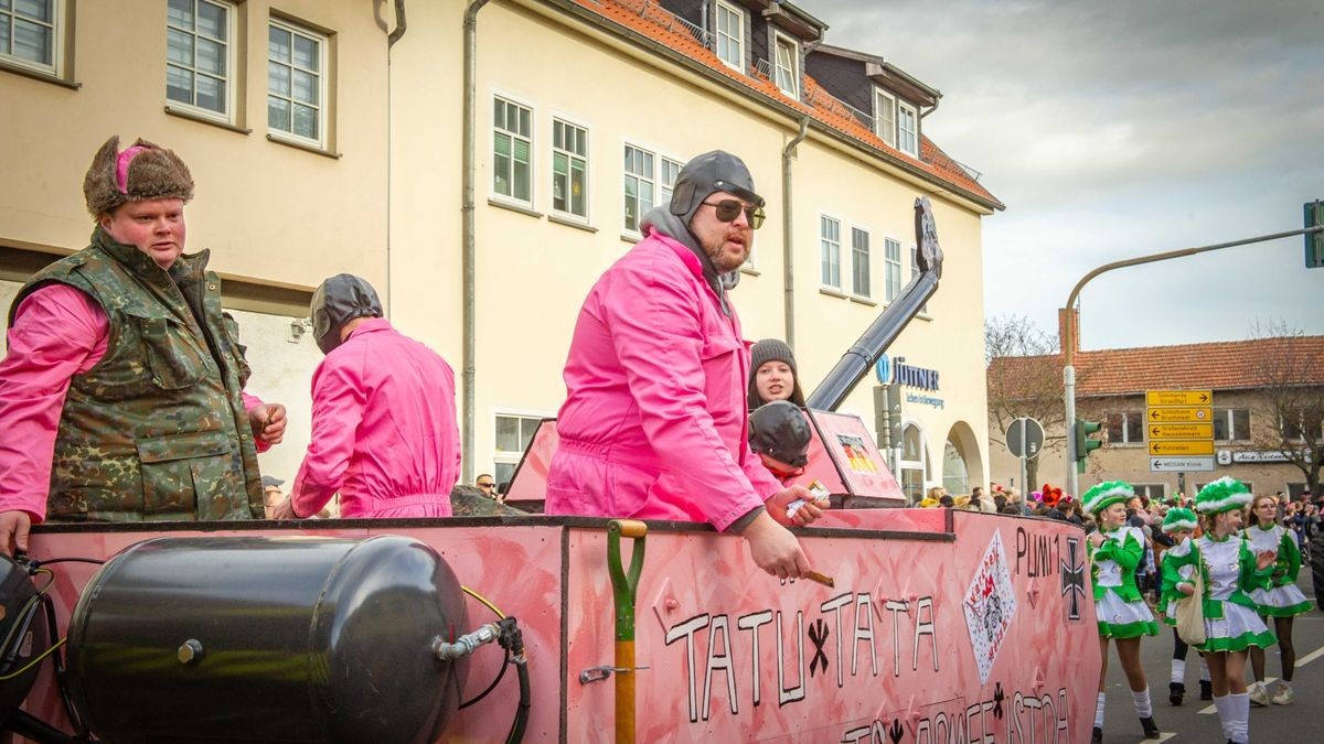 Bei der Jubiläumsausgabe des Karnevalumzugs in Bad Tennstedt zogen die Mottowagen am Rosenmontag durch die Straßen. Mehr als 15 Vereine waren mit dabei und sorgten für ordentlich Stimmung.