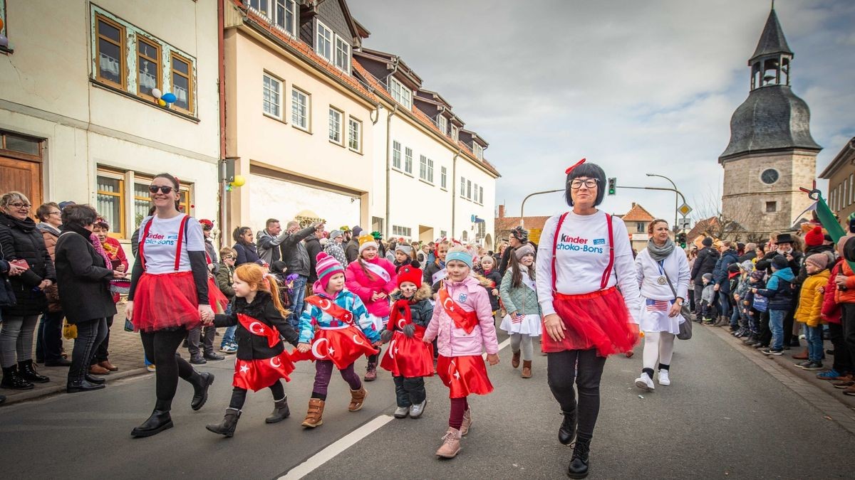 Bei der Jubiläumsausgabe des Karnevalumzugs in Bad Tennstedt zogen die Mottowagen am Rosenmontag durch die Straßen. Mehr als 15 Vereine waren mit dabei und sorgten für ordentlich Stimmung.