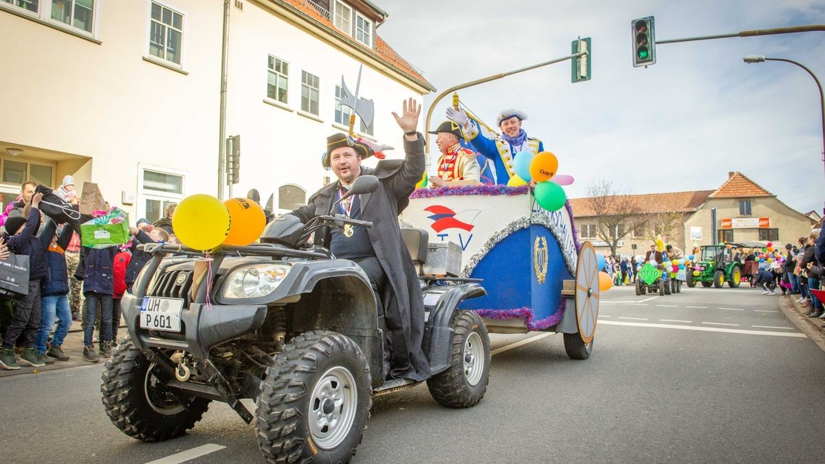 Bei der Jubiläumsausgabe des Karnevalumzugs in Bad Tennstedt zogen die Mottowagen am Rosenmontag durch die Straßen. Mehr als 15 Vereine waren mit dabei und sorgten für ordentlich Stimmung.