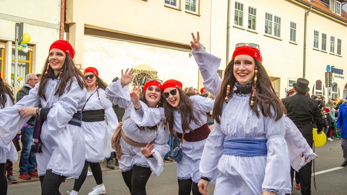 Bei der Jubiläumsausgabe des Karnevalumzugs in Bad Tennstedt zogen die Mottowagen am Rosenmontag durch die Straßen. Mehr als 15 Vereine waren mit dabei und sorgten für ordentlich Stimmung.