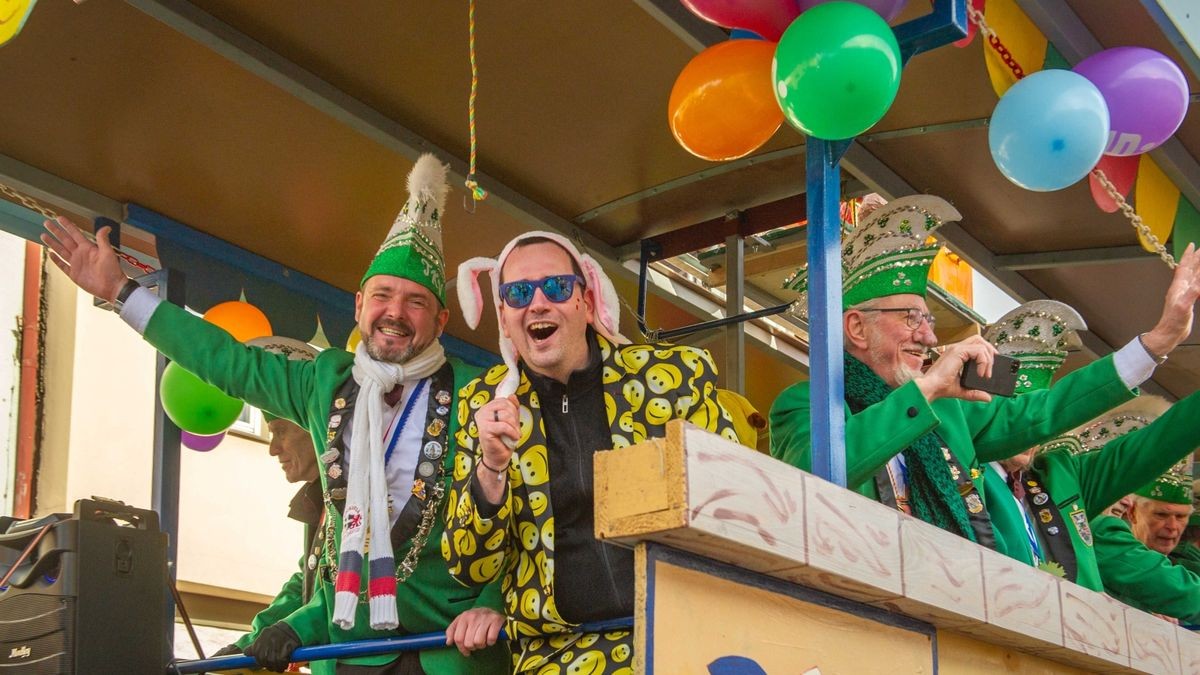 Bei der Jubiläumsausgabe des Karnevalumzugs in Bad Tennstedt zogen die Mottowagen am Rosenmontag durch die Straßen. Mehr als 15 Vereine waren mit dabei und sorgten für ordentlich Stimmung.