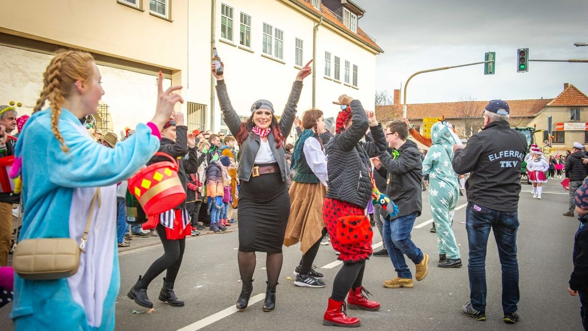 Bei der Jubiläumsausgabe des Karnevalumzugs in Bad Tennstedt zogen die Mottowagen am Rosenmontag durch die Straßen. Mehr als 15 Vereine waren mit dabei und sorgten für ordentlich Stimmung.