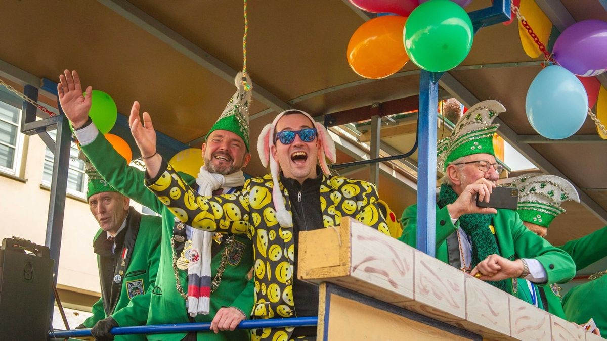 Bei der Jubiläumsausgabe des Karnevalumzugs in Bad Tennstedt zogen die Mottowagen am Rosenmontag durch die Straßen. Mehr als 15 Vereine waren mit dabei und sorgten für ordentlich Stimmung.