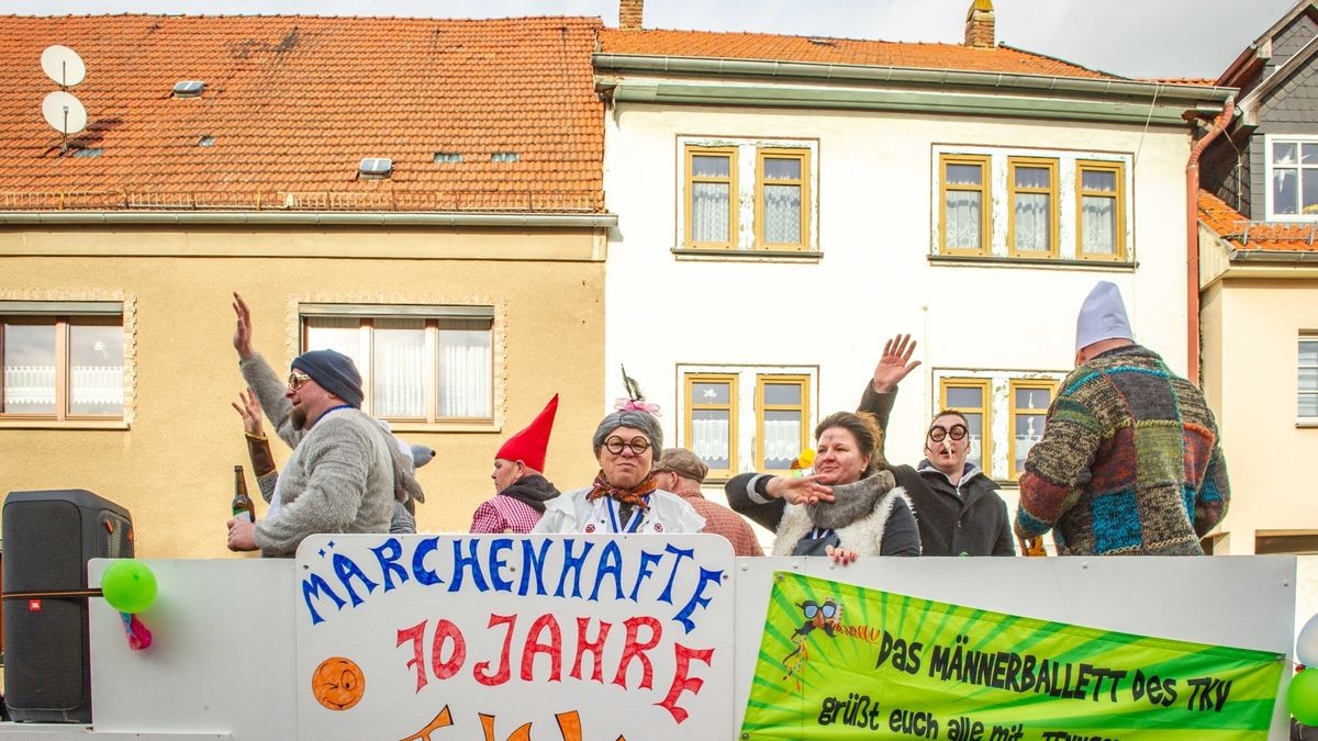 Bei der Jubiläumsausgabe des Karnevalumzugs in Bad Tennstedt zogen die Mottowagen am Rosenmontag durch die Straßen. Mehr als 15 Vereine waren mit dabei und sorgten für ordentlich Stimmung.