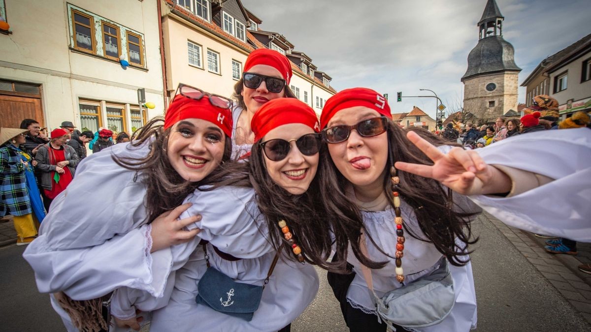 Bei der Jubiläumsausgabe des Karnevalumzugs in Bad Tennstedt zogen die Mottowagen am Rosenmontag durch die Straßen. Mehr als 15 Vereine waren mit dabei und sorgten für ordentlich Stimmung.