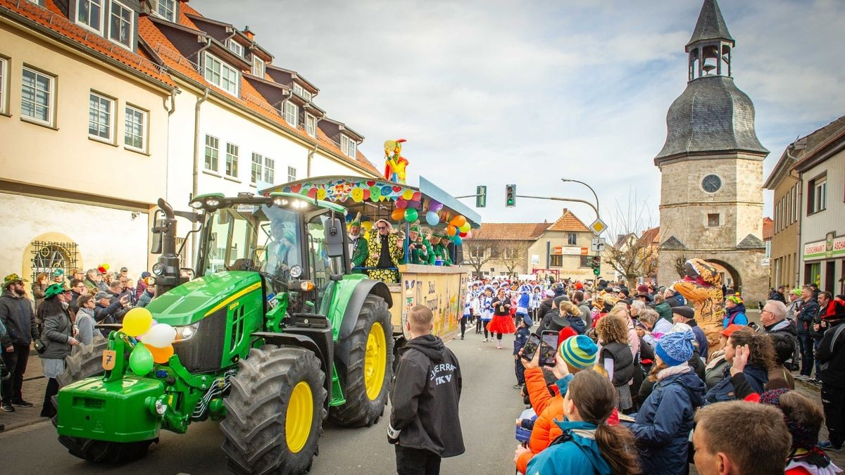 Bei der Jubiläumsausgabe des Karnevalumzugs in Bad Tennstedt zogen die Mottowagen am Rosenmontag durch die Straßen. Mehr als 15 Vereine waren mit dabei und sorgten für ordentlich Stimmung.