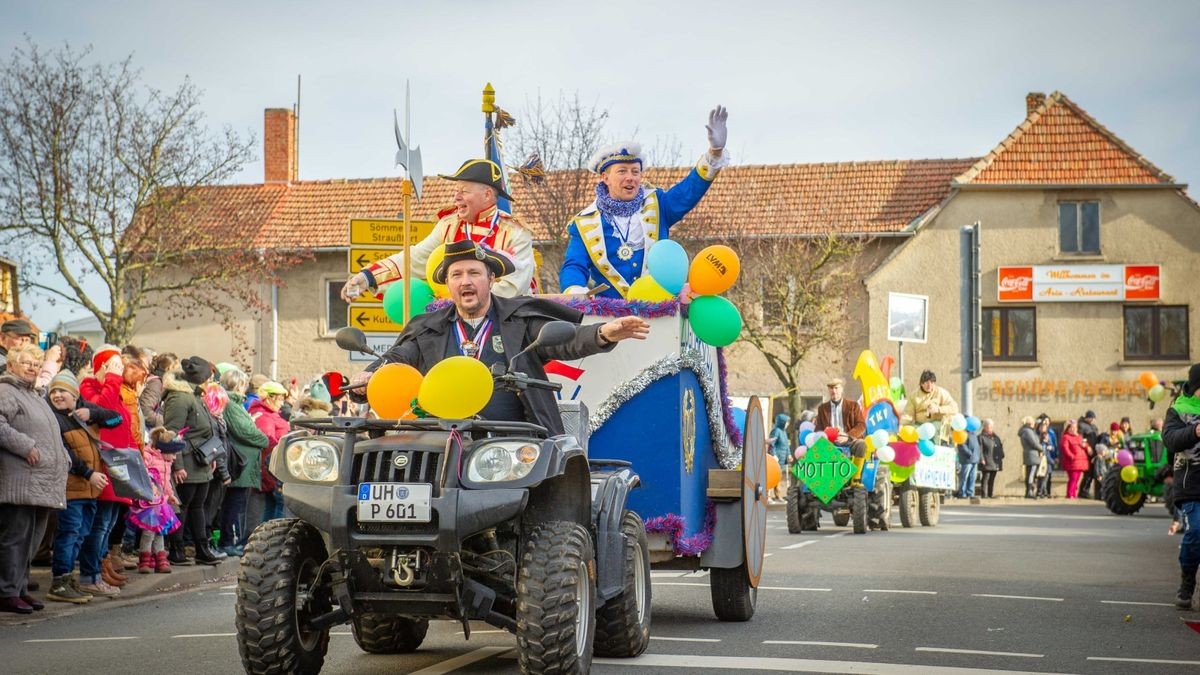 Bei der Jubiläumsausgabe des Karnevalumzugs in Bad Tennstedt zogen die Mottowagen am Rosenmontag durch die Straßen. Mehr als 15 Vereine waren mit dabei und sorgten für ordentlich Stimmung.