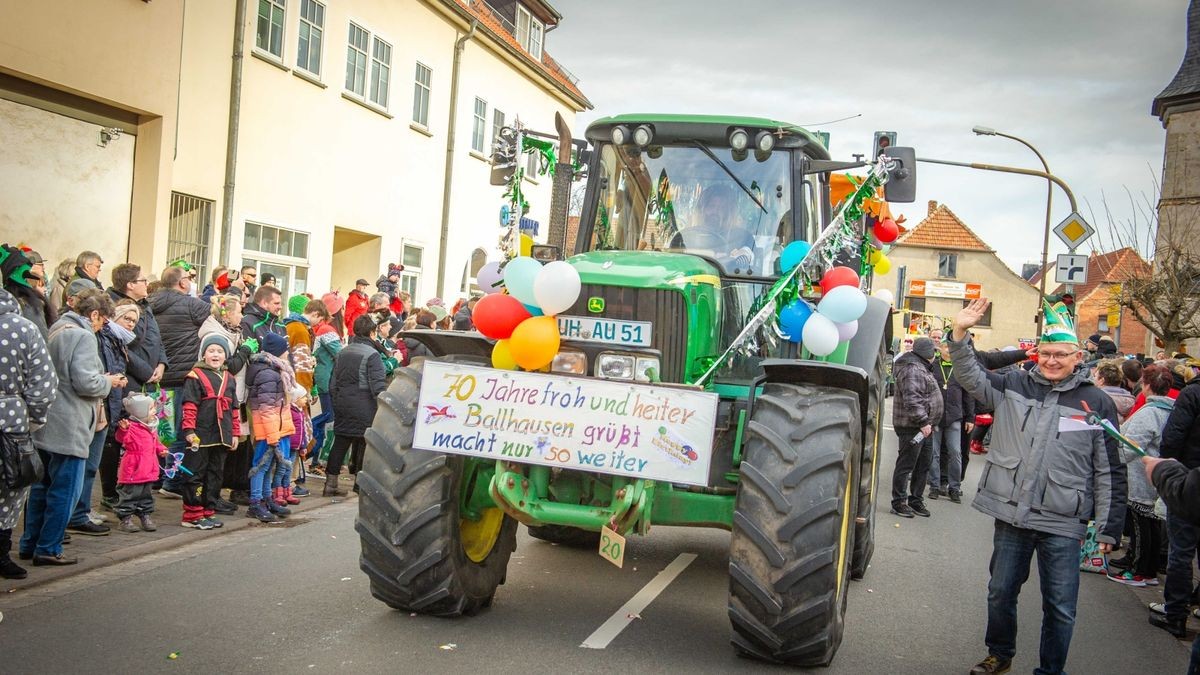 Bei der Jubiläumsausgabe des Karnevalumzugs in Bad Tennstedt zogen die Mottowagen am Rosenmontag durch die Straßen. Mehr als 15 Vereine waren mit dabei und sorgten für ordentlich Stimmung.