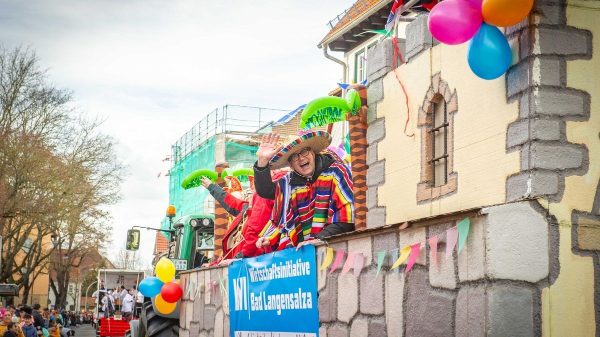 Bei der Jubiläumsausgabe des Karnevalumzugs in Bad Tennstedt zogen die Mottowagen am Rosenmontag durch die Straßen. Mehr als 15 Vereine waren mit dabei und sorgten für ordentlich Stimmung.