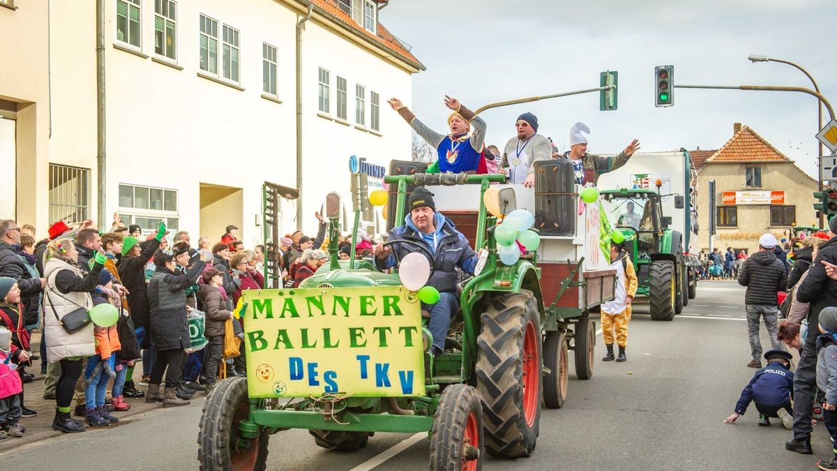 Bei der Jubiläumsausgabe des Karnevalumzugs in Bad Tennstedt zogen die Mottowagen am Rosenmontag durch die Straßen. Mehr als 15 Vereine waren mit dabei und sorgten für ordentlich Stimmung.