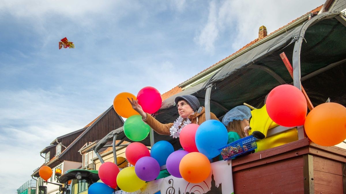 Bei der Jubiläumsausgabe des Karnevalumzugs in Bad Tennstedt zogen die Mottowagen am Rosenmontag durch die Straßen. Mehr als 15 Vereine waren mit dabei und sorgten für ordentlich Stimmung.