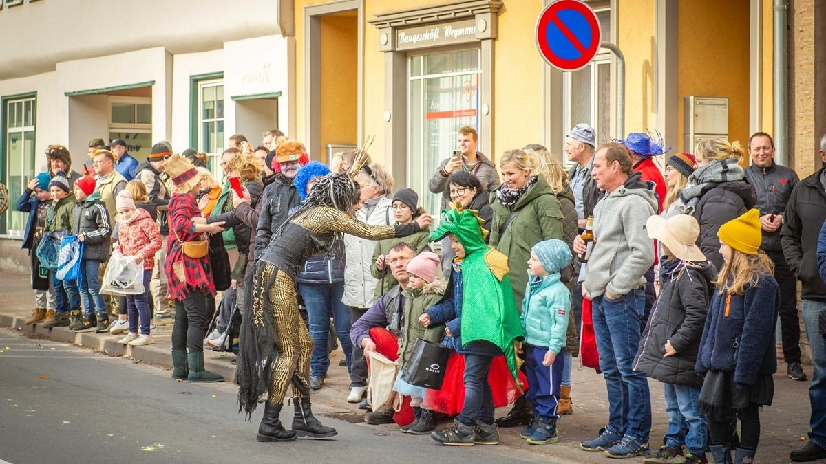 Bei der Jubiläumsausgabe des Karnevalumzugs in Bad Tennstedt zogen die Mottowagen am Rosenmontag durch die Straßen. Mehr als 15 Vereine waren mit dabei und sorgten für ordentlich Stimmung.