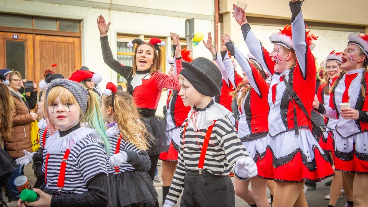 Bei der Jubiläumsausgabe des Karnevalumzugs in Bad Tennstedt zogen die Mottowagen am Rosenmontag durch die Straßen. Mehr als 15 Vereine waren mit dabei und sorgten für ordentlich Stimmung.