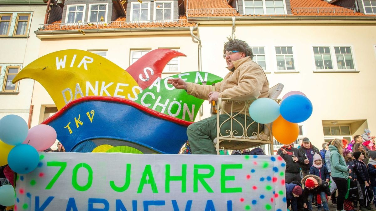 Bei der Jubiläumsausgabe des Karnevalumzugs in Bad Tennstedt zogen die Mottowagen am Rosenmontag durch die Straßen. Mehr als 15 Vereine waren mit dabei und sorgten für ordentlich Stimmung.