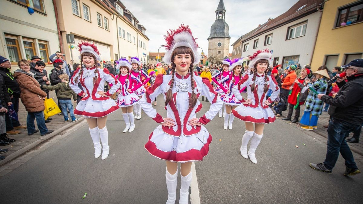 Bei der Jubiläumsausgabe des Karnevalumzugs in Bad Tennstedt zogen die Mottowagen am Rosenmontag durch die Straßen. Mehr als 15 Vereine waren mit dabei und sorgten für ordentlich Stimmung.