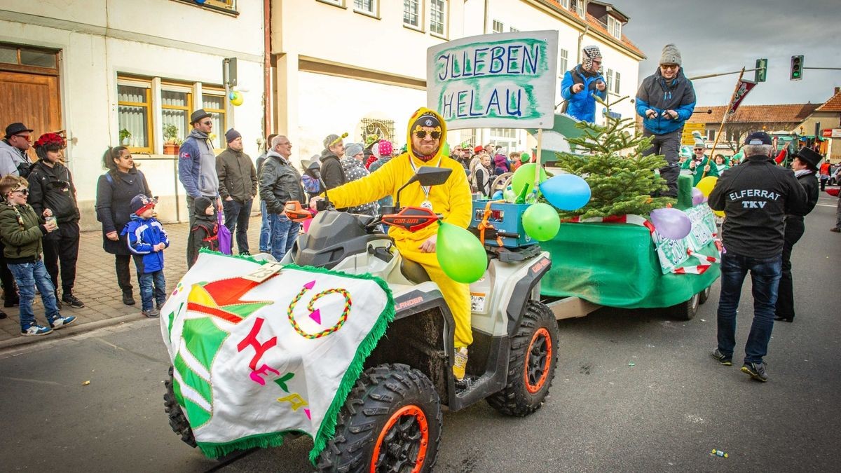 Bei der Jubiläumsausgabe des Karnevalumzugs in Bad Tennstedt zogen die Mottowagen am Rosenmontag durch die Straßen. Mehr als 15 Vereine waren mit dabei und sorgten für ordentlich Stimmung.