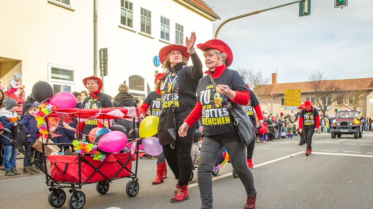 Bei der Jubiläumsausgabe des Karnevalumzugs in Bad Tennstedt zogen die Mottowagen am Rosenmontag durch die Straßen. Mehr als 15 Vereine waren mit dabei und sorgten für ordentlich Stimmung.