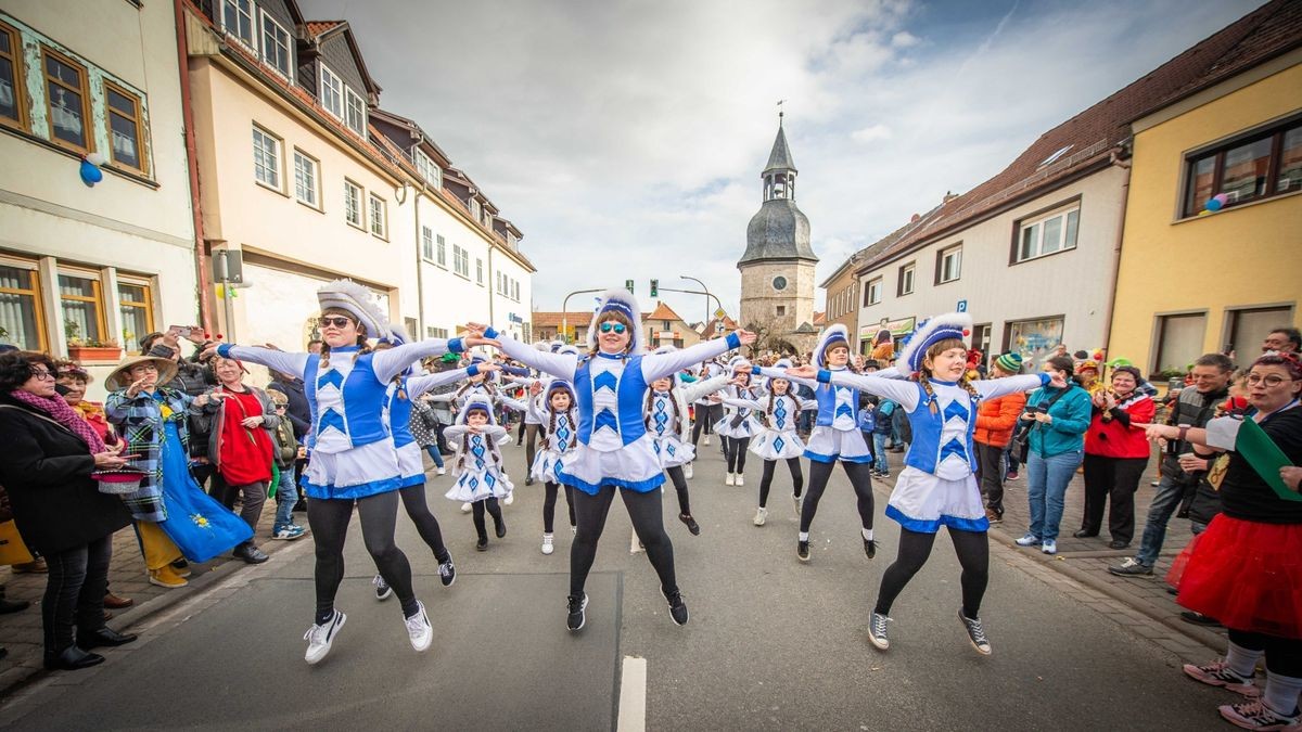 Bei der Jubiläumsausgabe des Karnevalumzugs in Bad Tennstedt zogen die Mottowagen am Rosenmontag durch die Straßen. Mehr als 15 Vereine waren mit dabei und sorgten für ordentlich Stimmung.