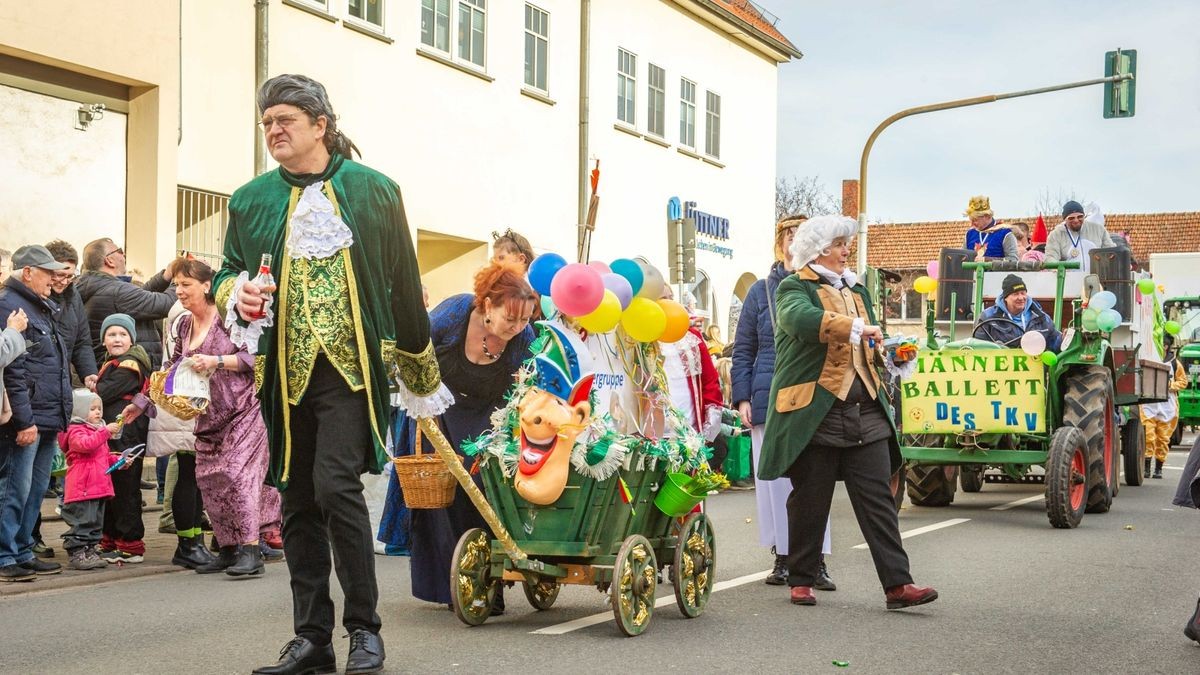 Bei der Jubiläumsausgabe des Karnevalumzugs in Bad Tennstedt zogen die Mottowagen am Rosenmontag durch die Straßen. Mehr als 15 Vereine waren mit dabei und sorgten für ordentlich Stimmung.