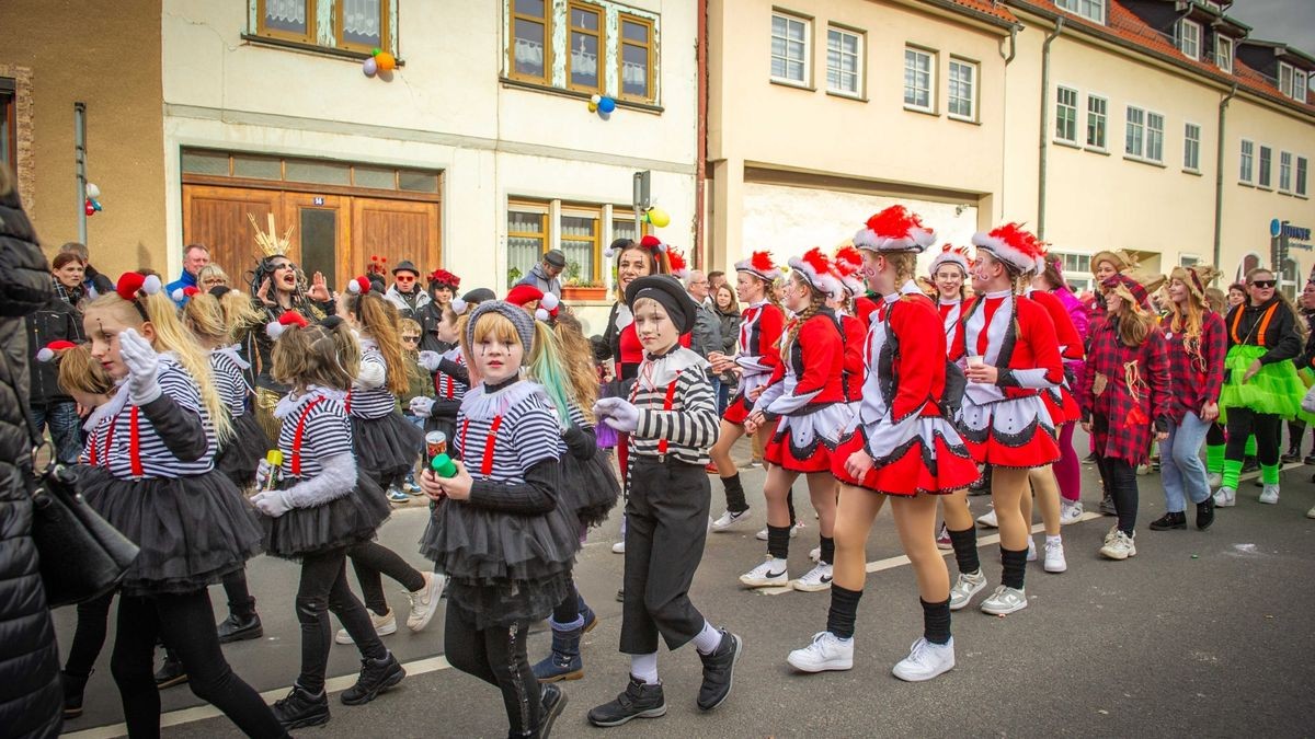 Bei der Jubiläumsausgabe des Karnevalumzugs in Bad Tennstedt zogen die Mottowagen am Rosenmontag durch die Straßen. Mehr als 15 Vereine waren mit dabei und sorgten für ordentlich Stimmung.