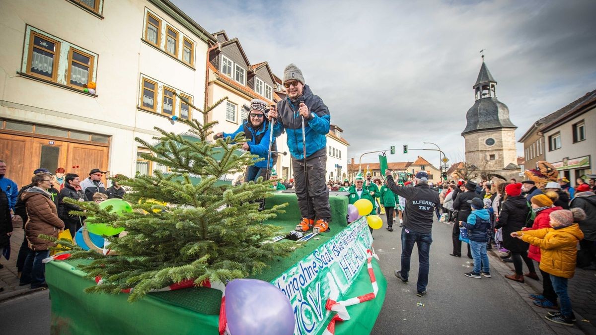 Bei der Jubiläumsausgabe des Karnevalumzugs in Bad Tennstedt zogen die Mottowagen am Rosenmontag durch die Straßen. Mehr als 15 Vereine waren mit dabei und sorgten für ordentlich Stimmung.