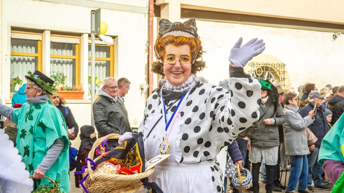 Bei der Jubiläumsausgabe des Karnevalumzugs in Bad Tennstedt zogen die Mottowagen am Rosenmontag durch die Straßen. Mehr als 15 Vereine waren mit dabei und sorgten für ordentlich Stimmung.