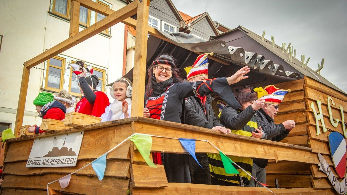 Bei der Jubiläumsausgabe des Karnevalumzugs in Bad Tennstedt zogen die Mottowagen am Rosenmontag durch die Straßen. Mehr als 15 Vereine waren mit dabei und sorgten für ordentlich Stimmung.