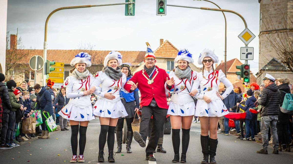 Bei der Jubiläumsausgabe des Karnevalumzugs in Bad Tennstedt zogen die Mottowagen am Rosenmontag durch die Straßen. Mehr als 15 Vereine waren mit dabei und sorgten für ordentlich Stimmung.