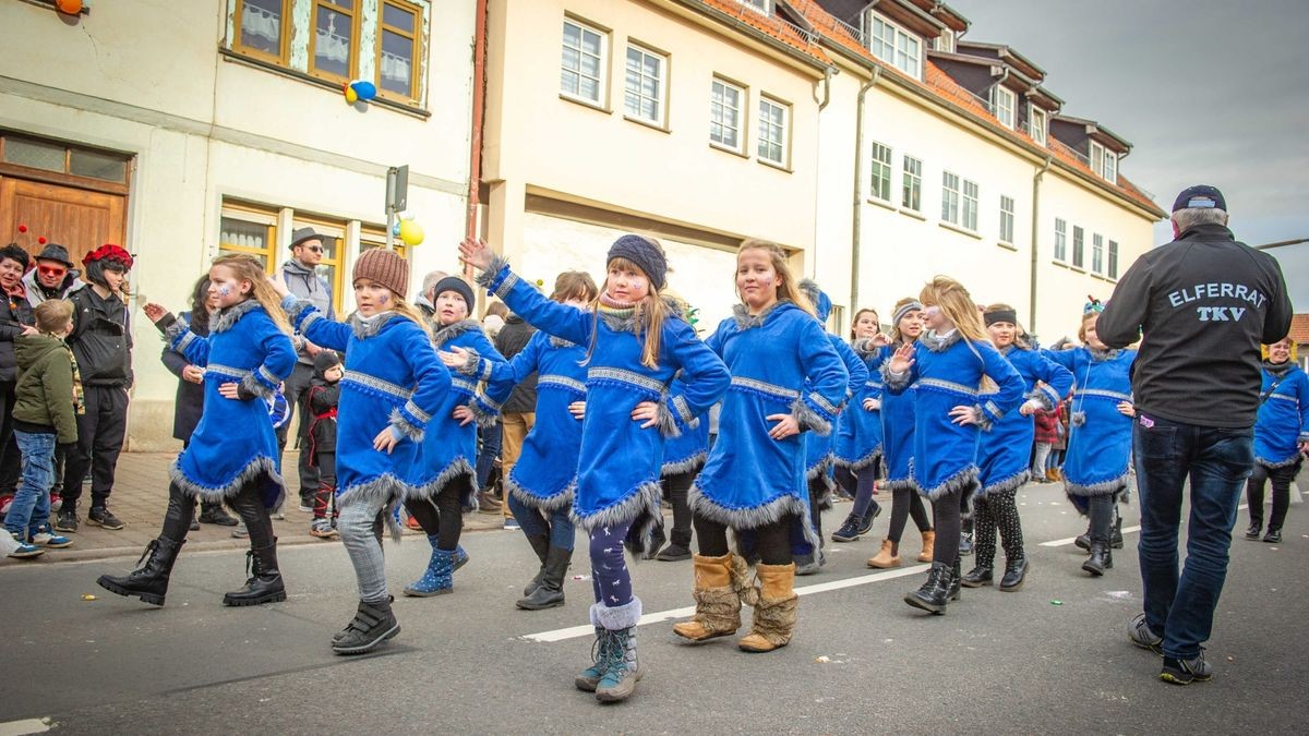 Bei der Jubiläumsausgabe des Karnevalumzugs in Bad Tennstedt zogen die Mottowagen am Rosenmontag durch die Straßen. Mehr als 15 Vereine waren mit dabei und sorgten für ordentlich Stimmung.