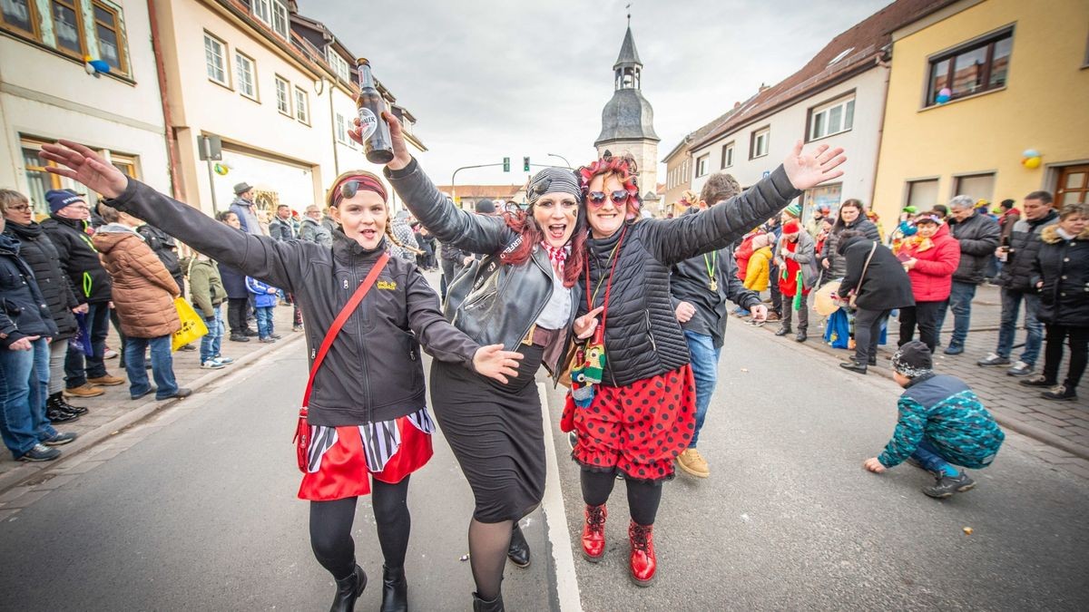 Bei der Jubiläumsausgabe des Karnevalumzugs in Bad Tennstedt zogen die Mottowagen am Rosenmontag durch die Straßen. Mehr als 15 Vereine waren mit dabei und sorgten für ordentlich Stimmung.