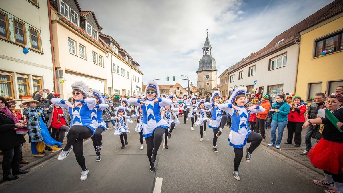 Bei der Jubiläumsausgabe des Karnevalumzugs in Bad Tennstedt zogen die Mottowagen am Rosenmontag durch die Straßen. Mehr als 15 Vereine waren mit dabei und sorgten für ordentlich Stimmung.