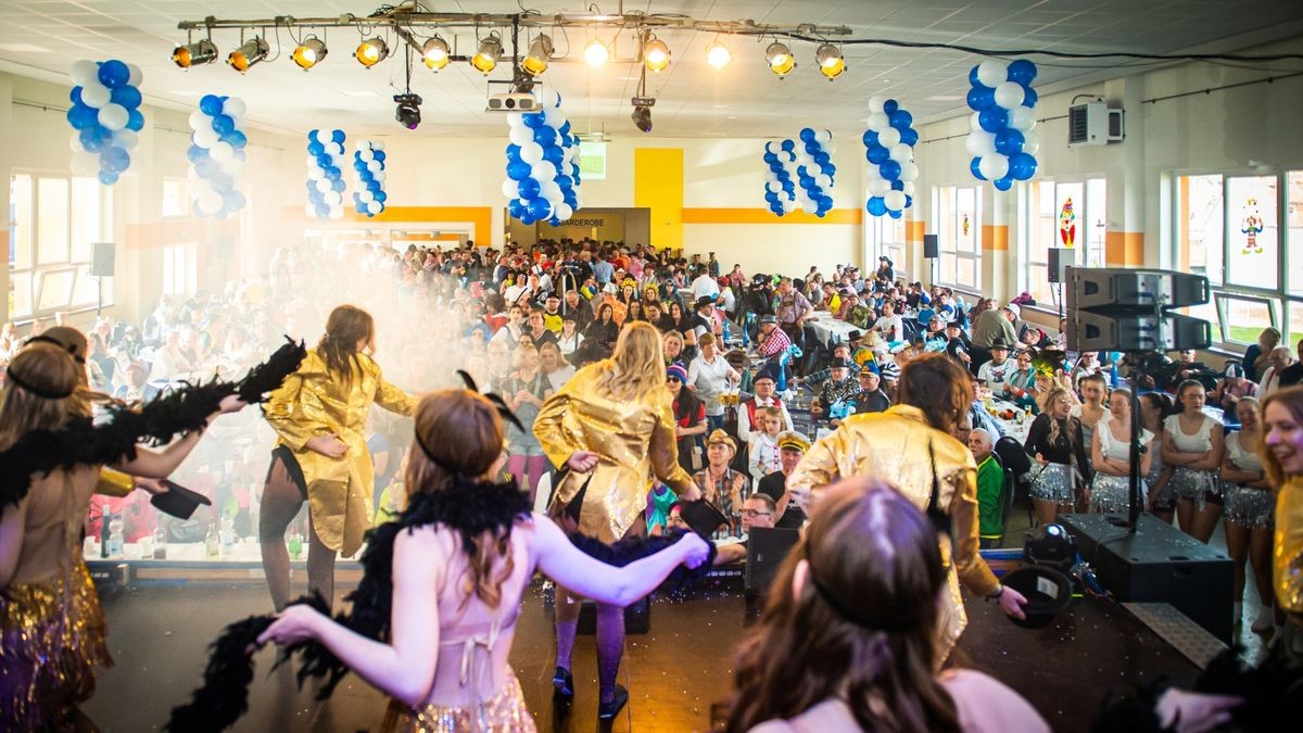 Rosenmontag des Diedorfer Carneval Vereins (DCV) mit Frühschoppen in der Südeichsfeldhalle in Diedorf.