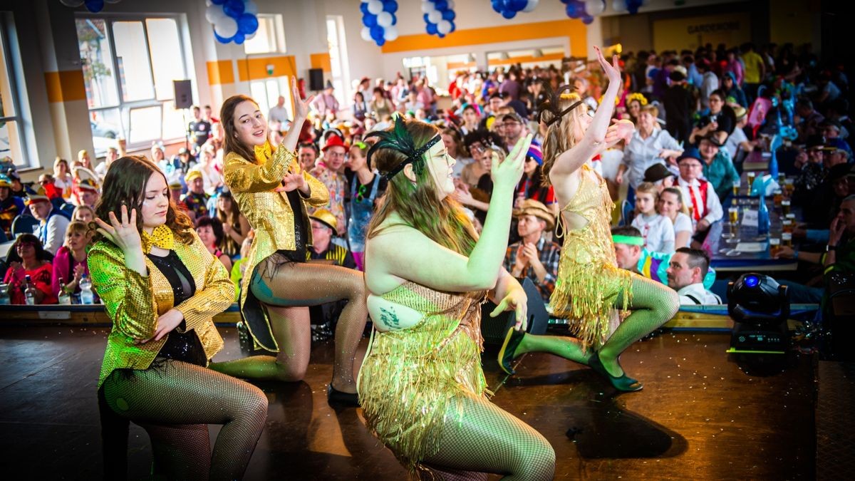 Rosenmontag des Diedorfer Carneval Vereins (DCV) mit Frühschoppen in der Südeichsfeldhalle in Diedorf.