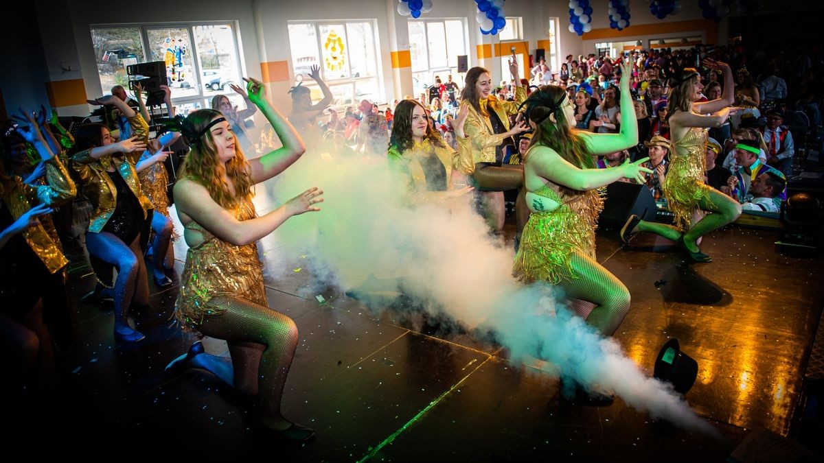 Rosenmontag des Diedorfer Carneval Vereins (DCV) mit Frühschoppen in der Südeichsfeldhalle in Diedorf.