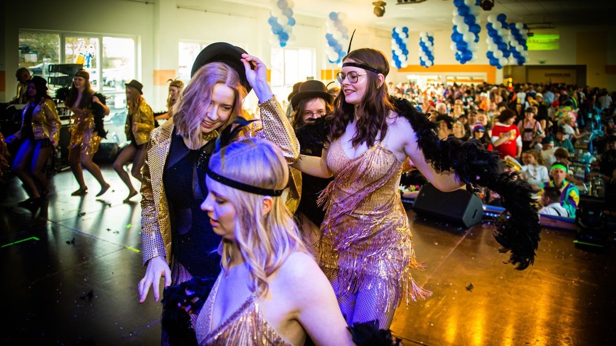 Rosenmontag des Diedorfer Carneval Vereins (DCV) mit Frühschoppen in der Südeichsfeldhalle in Diedorf.