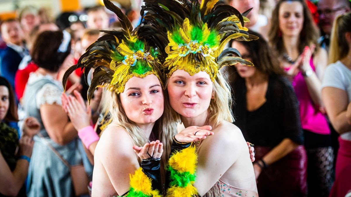 Rosenmontag des Diedorfer Carneval Vereins (DCV) mit Frühschoppen in der Südeichsfeldhalle in Diedorf.