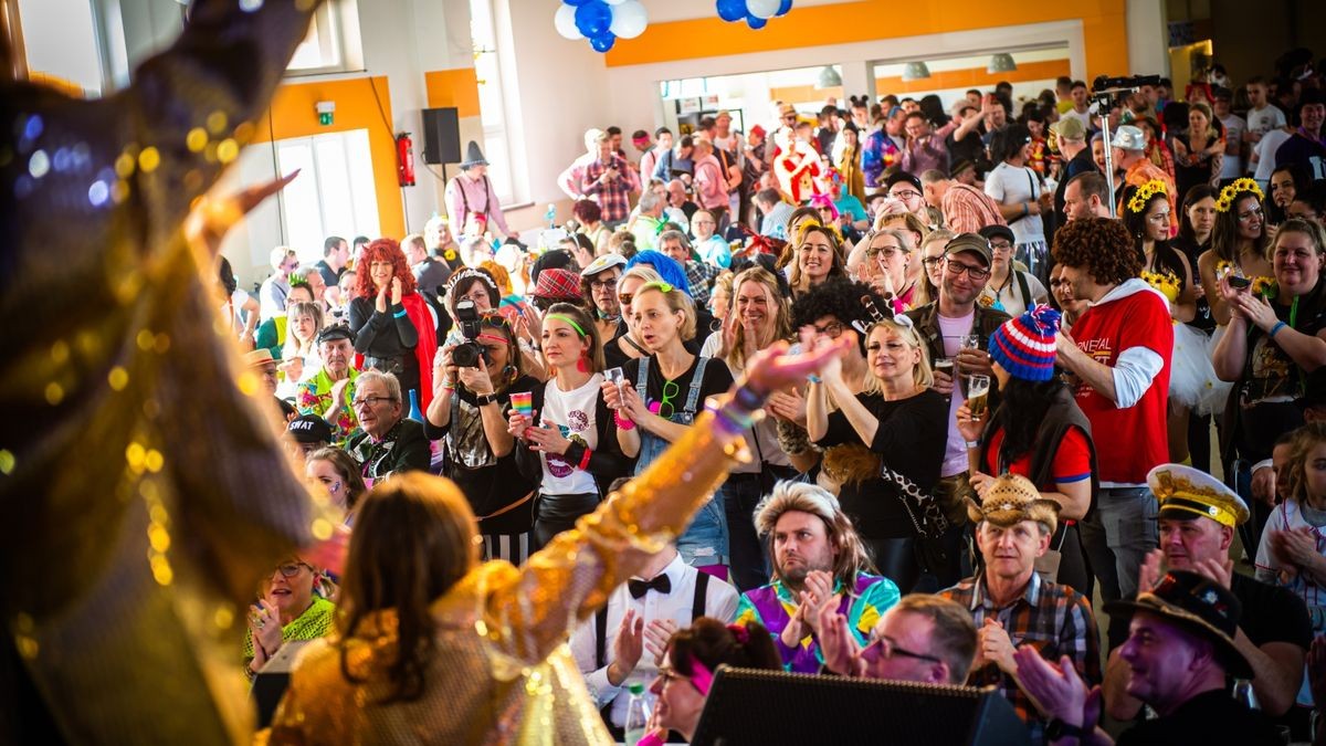 Rosenmontag des Diedorfer Carneval Vereins (DCV) mit Frühschoppen in der Südeichsfeldhalle in Diedorf.