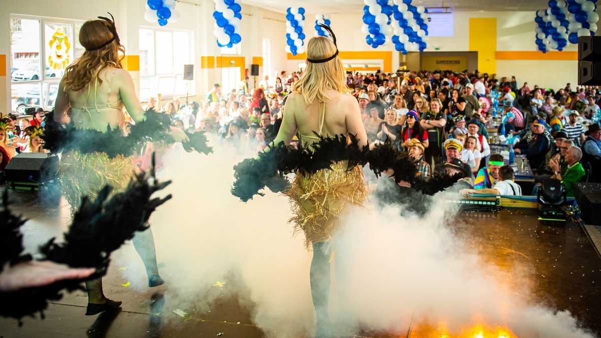 Rosenmontag des Diedorfer Carneval Vereins (DCV) mit Frühschoppen in der Südeichsfeldhalle in Diedorf.