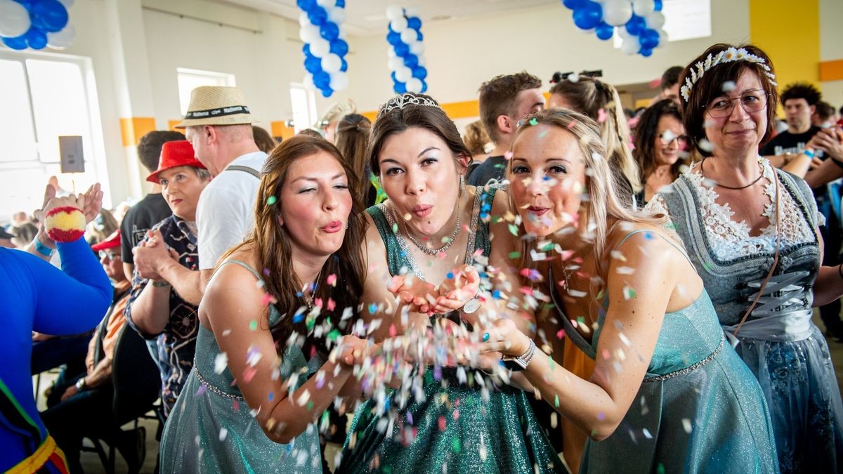 Im Foto zu sehen: Carolin Weiland, Prinzessin Olivia Nguyen Van und Melanie Honek.